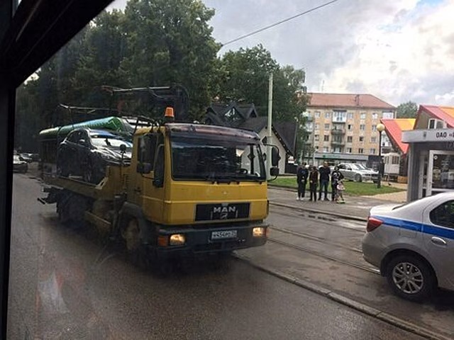 В Калининграде с трамвайных путей возле Центрального парка начали эвакуировать машины