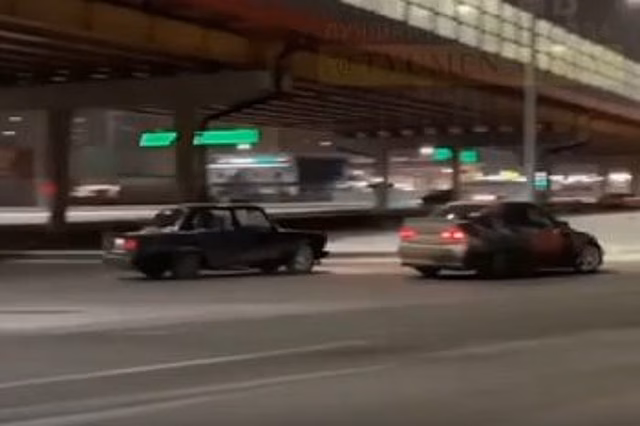 Тюменские дрифтеры устроили ночью шоу на дорогах