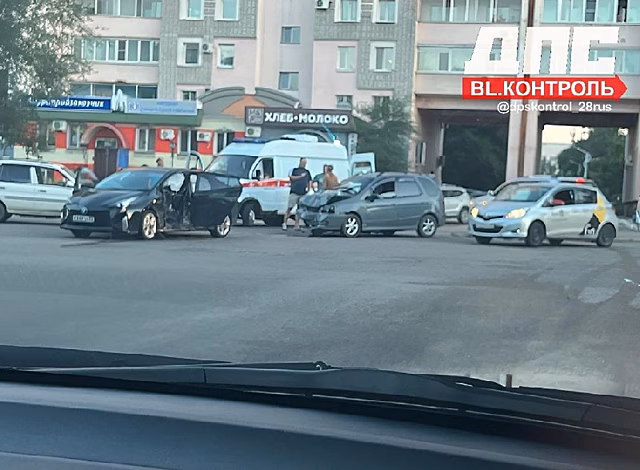 Зажало ноги: в ДТП в центре Благовещенска пострадали две женщины