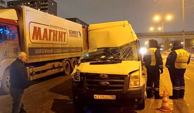В Екатеринбурге маршрутка врезалась в грузовик: пять человек пострадали