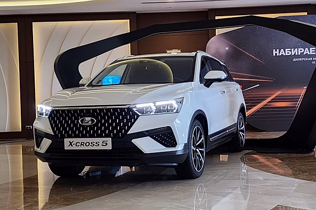Опубликованы первые фотографии Lada X-Cross 5