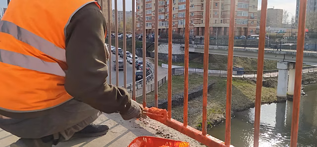 В Щелкове обновили пешеходный мост через Клязьму