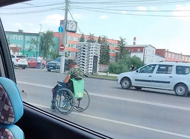 В Туле инвалид на проезжей части провоцирует аварии