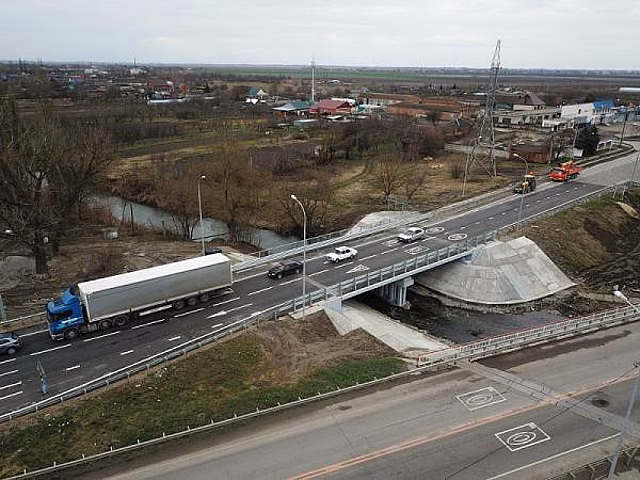 На автодороге Краснодар – Темрюк отремонтировали два моста и строят параллельно ей новую трассу