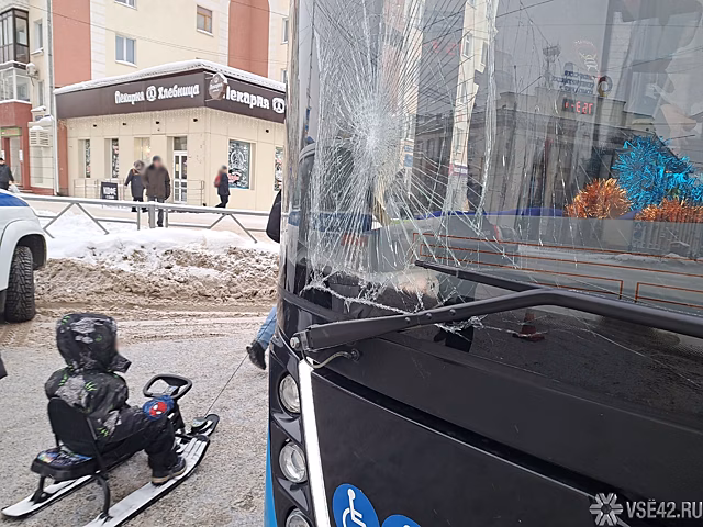 Автобус заблокировал движение на крупном кемеровском перекрестке