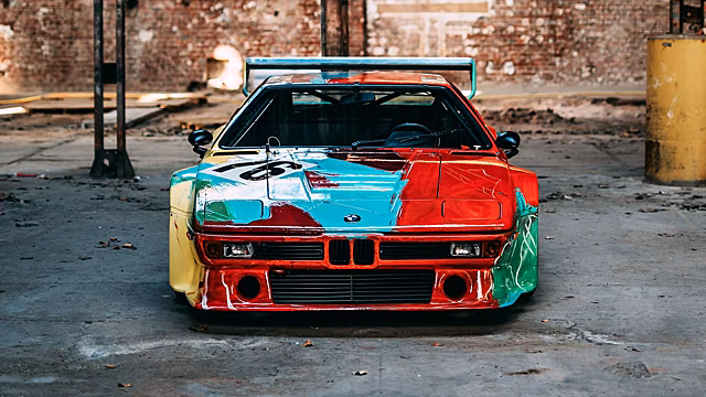 Галерея: великолепный BMW M1 Art Car на заброшенном заводе