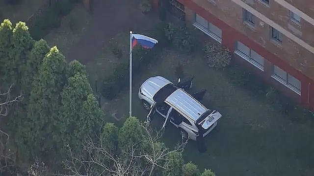Автомобиль протаранил ворота генконсульства России в Австралии и попал на видео