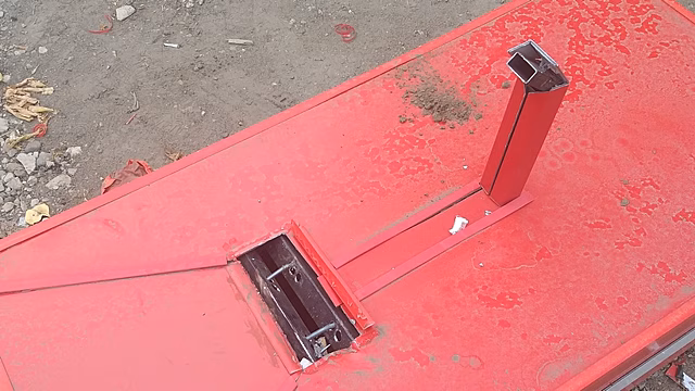 На Новоастраханском шоссе автомобиль снес стелу «Я люблю Заводской»
