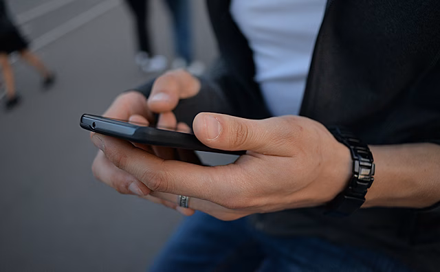 В Роскачестве рассказали, какие привычки могут навредить смартфону