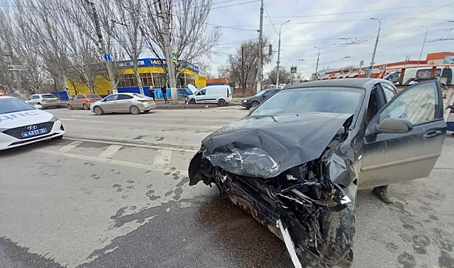 На севере Волгограда случилось жесткое ДТП с двумя легковушками