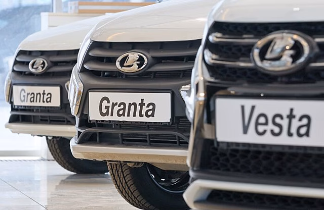 «АвтоВАЗ» сообщил о падении продаж в марте на 33% по сравнению с 2024 годом