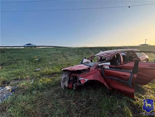 Водитель Lada Xray снес ограждение и съехал в кювет на трассе под Самарой