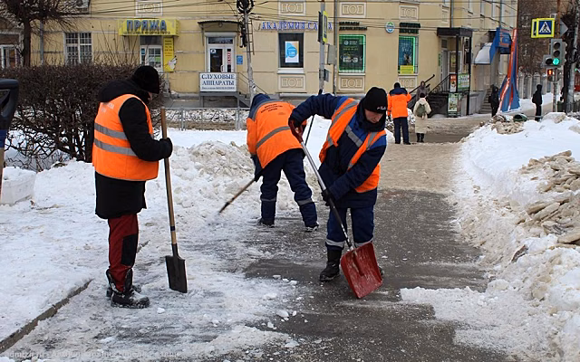В Рязани обрабатывают дороги реагентами от льда