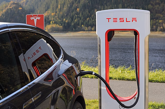 Электромобили Tesla начали понимать русский язык