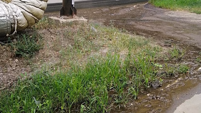 В поселке Солнечный вода затопила дорогу с тротуаром