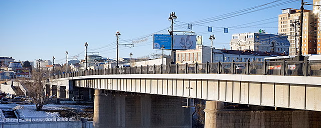 Девушку вытолкали из автобуса в Оренбурге и уронили в грязь