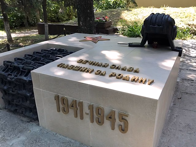 В Курске отремонтировали памятник Блинову