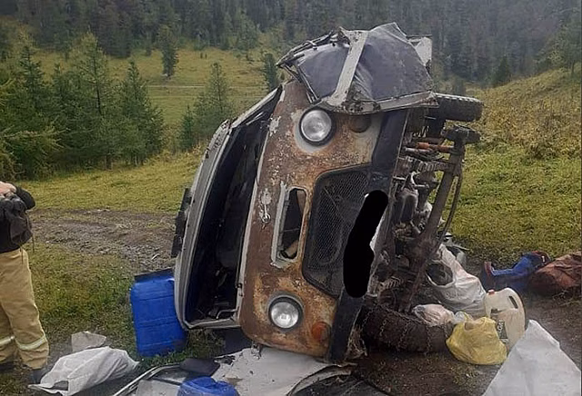 На Алтае неуправляемый УАЗ слетел с горы и перевернулся