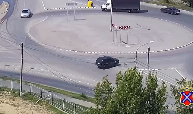 В  Волгограде дрифтер на внедорожнике влетел в столб