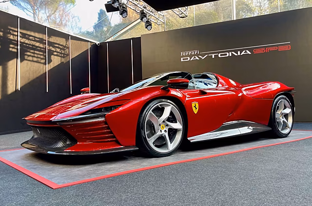 В России за полмиллиарда рублей предлагают купить редкую Ferrari Daytona SP3