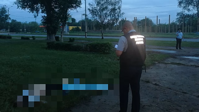 На улице в Балакове нашли труп молодого мужчины. У него из уха шла кровь