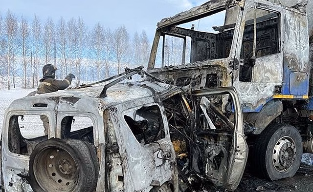 В Татарстане грузовик "Почты России" и легковушка загорелись после столкновения — есть погибшие