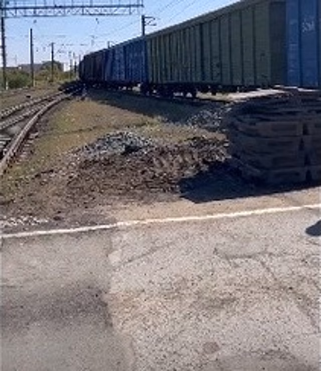 Прокуратура проводит проверку после того, как в Овчинном городке поезд надолго преградил переезд