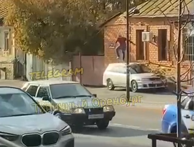 По машинам на ул. Максима Горького в Оренбурге прыгал 23-летний житель