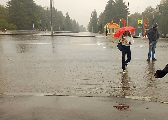"Я в кроссовки там зачерпнул воды": кемеровчане опубликовали фото потопа на улицах города