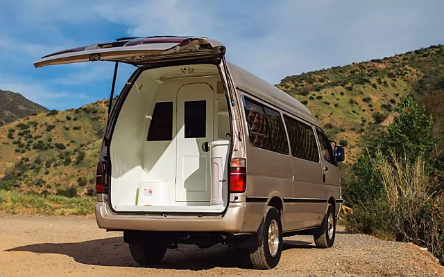 Душ за 18 тысяч: Toyota Hiаce с сюрпризом в багажнике