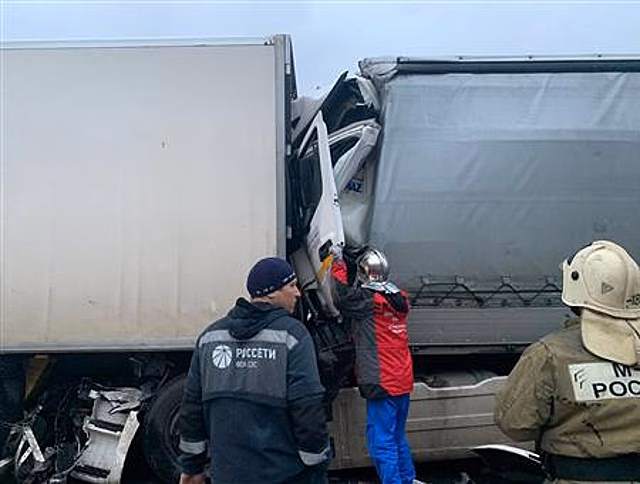 Два грузовика и легковушка столкнулись в Самарской области