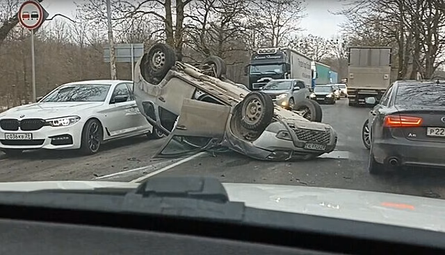 На Южном обходе перевернулся автомобиль, участникам ДТП помощь врачей не потребовалась