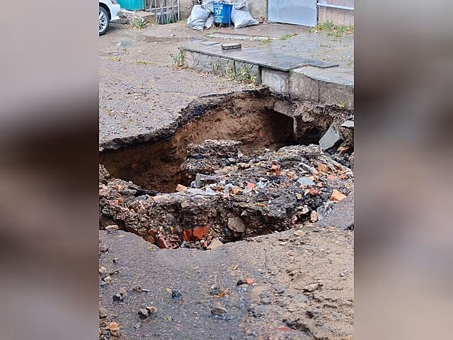 Асфальт провалился на улице Ленина в центре Читы
