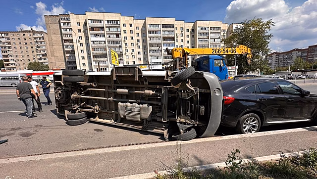 В Уфе «КамАЗ» стрелой манипулятора протаранил автобус «Мерседес», а тот потом ударил «БМВ Х6»