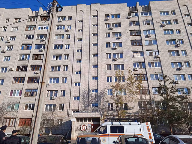 Под Саратовом пенсионер упал с козырька подъезда и разбился