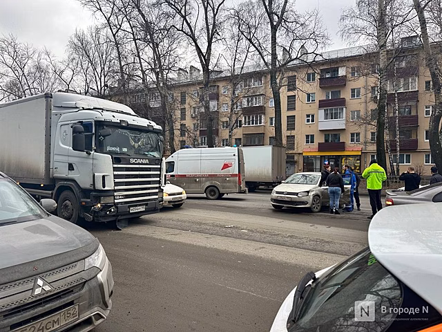 ДТП с фурой произошло на Окском съезде в Нижнем Новгороде