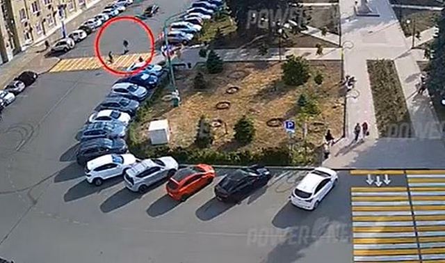 Камера засняла наезд внедорожника на женщину в Кемерове