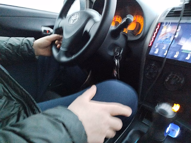 Пассажиров высаживают из автобусов, машины стоят: Волочаевская в Новосибирске встала колом