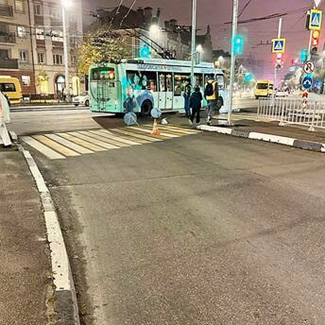 На Ленпроспекте 8-летний школьник попал под колёса авто, переходя дорогу на зелёный