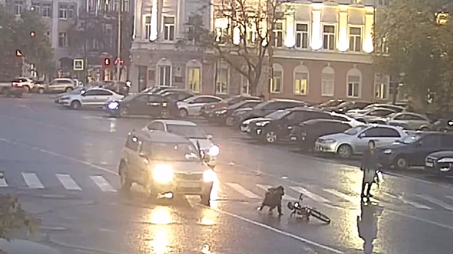 В центре Вологды автомобиль сбил подростка на велосипеде