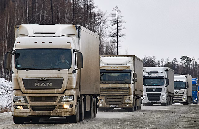 Сотни автомобилей застряли в пробке на трассе около Байкала