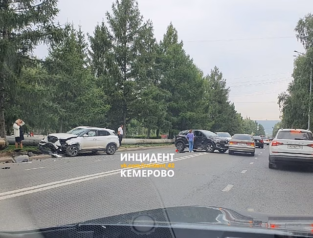ГИБДД рассказала обстоятельства ДТП с тремя иномарками на кемеровском бульваре