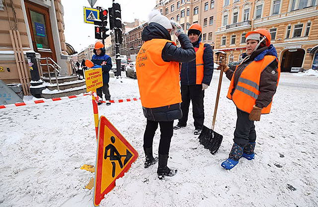 Петербург предлагает студентам этой зимой подработать на уборке снега