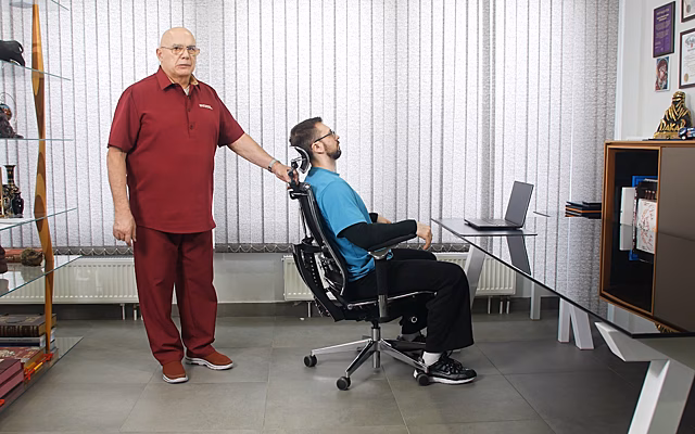Доктор Бубновский протестировал эргономику кресла YOGA производства МЕТТА