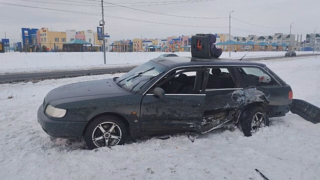 Три саратовца покалечились в столкновении двух автомобилей в Юбилейном