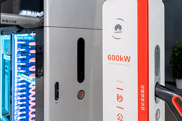Быстрая зарядка электромобилей от Huawei вытесняет станции Tesla