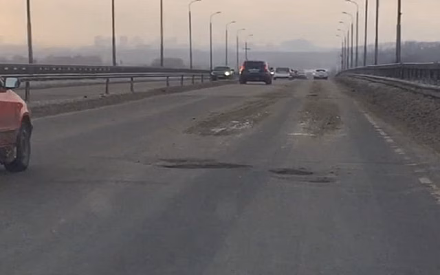 Рязанские водители пожаловались на опасные ямы на Солотчинском мосту