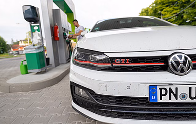 Bild: немецкие автомобилисты массово едут в Чехию за дешевым топливом