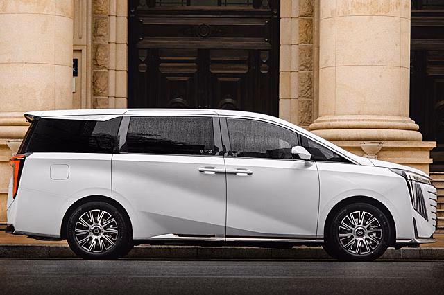 GAC показал изысканный салон минивэна Trumpchi E9