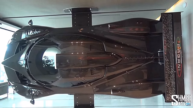 Крутой аргентинский перец подвесил Pagani Zonda в гостиной вместо картины
